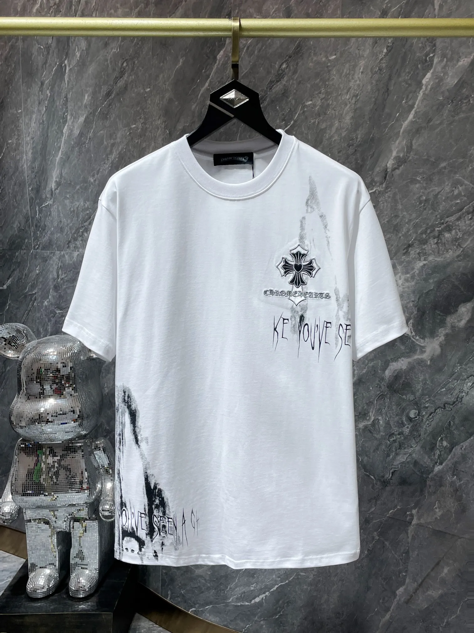 P164 New Chrome Hearts 25ss for summer. High-weight, environmentally friendly, high-quality top-grade fabric. 280g. Crocodile hoof embroidered overlapping cross spray-printed short sleeves. Imported environmentally friendly glue printing and dyeing. Counter synchronization. 1:1 replica version. Recommended color: black white. Size: S, M, L, XL